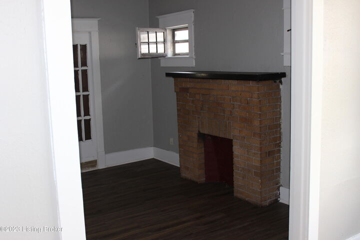 Property Photo: 4208 Winnrose Way KY 40211