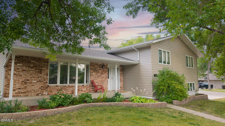 304 21 Avenue NE  Jamestown ND 58401 photo