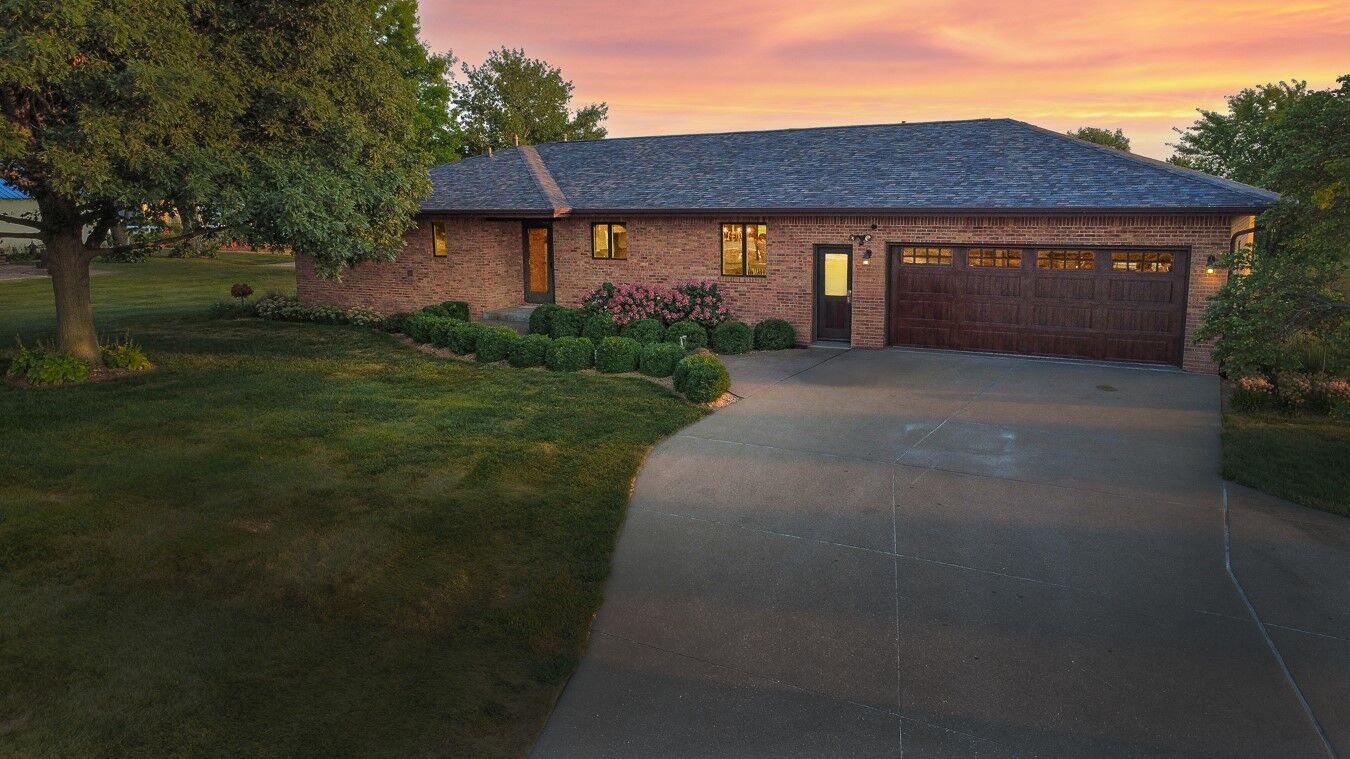 Property Photo:  701 W Washington Street  IA 50170 