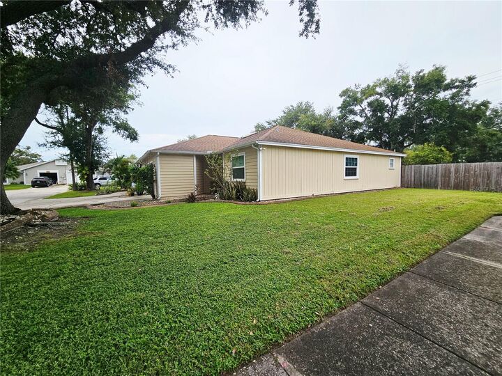 Property Photo: 4413 Hollow Branch Court FL 33624