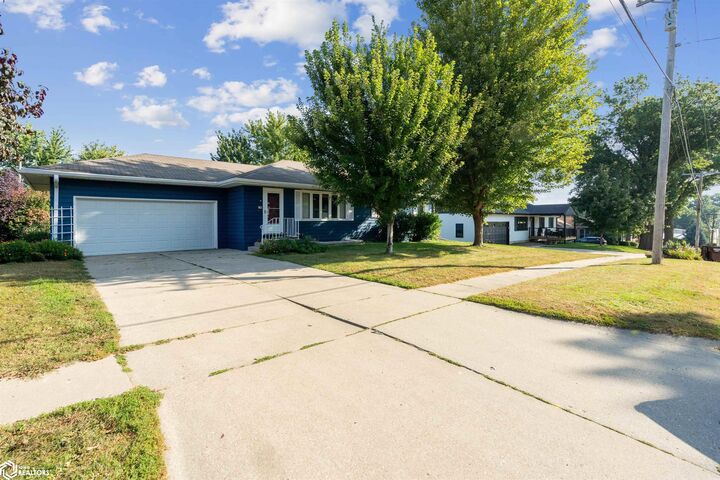 Property Photo:  505 W Ingledue Street  IA 50158 