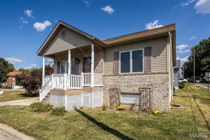 Property Photo:  127 Collinsville Street  IL 62034 