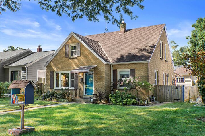 Property Photo:  2771 N 81st St  WI 53222