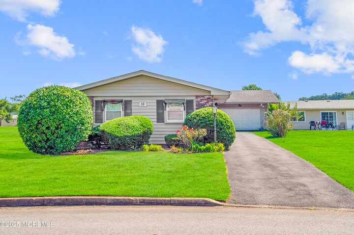 Property Photo:  10 Kingsley Court  NJ 08724 