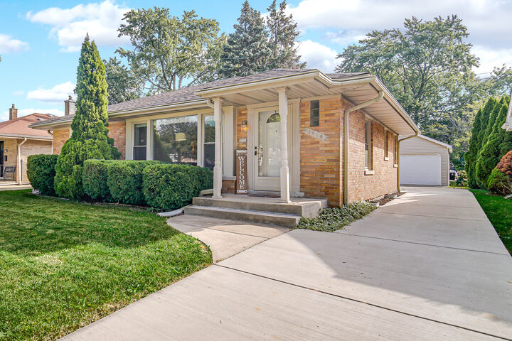 1919 Suffolk Avenue  Westchester IL 60154 photo