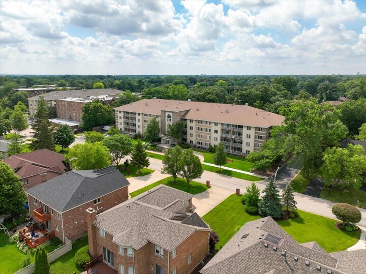 Property Photo:  440 E Montrose Avenue 106  IL 60191 