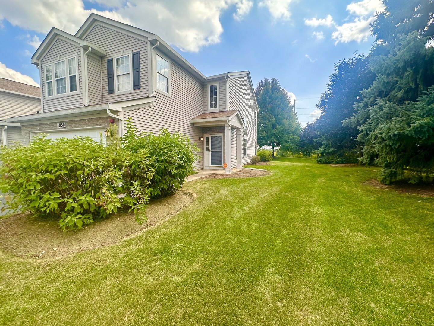 Property Photo: 1850 Candlelight Circle IL 60538