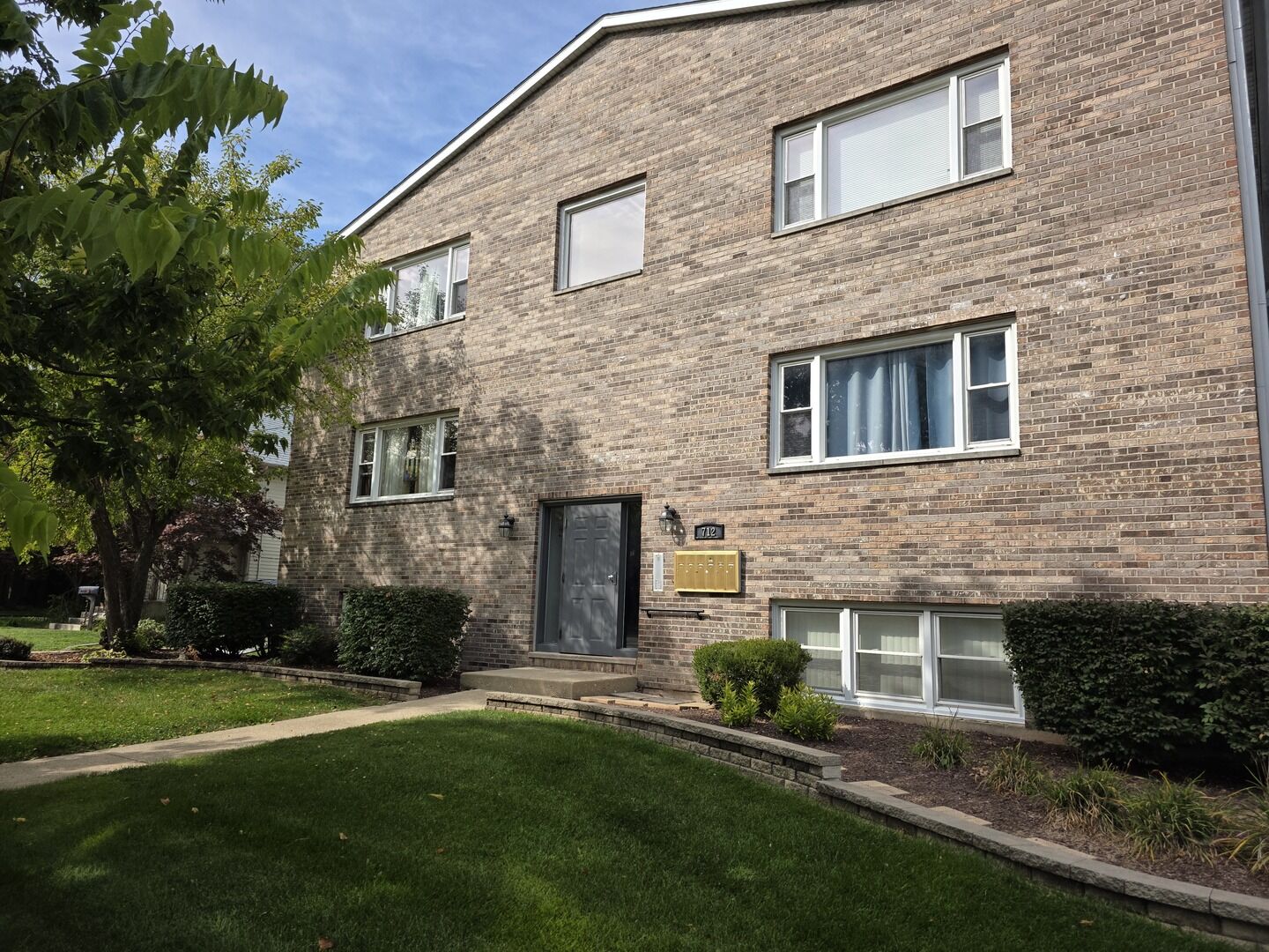 Property Photo:  712 W Highland Avenue 4  IL 60123