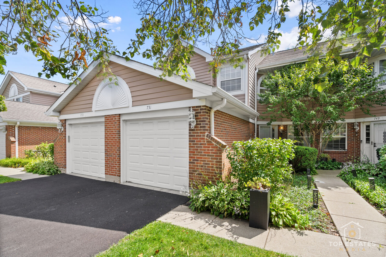 Property Photo:  751 W Happfield Drive  IL 60004 