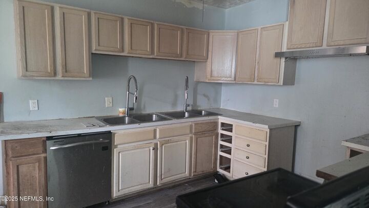 Property Photo: 536 E 61st Street FL 32208