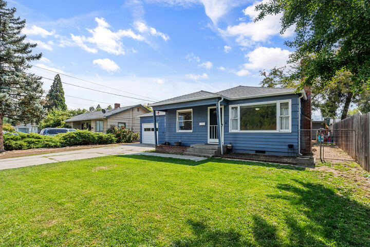 Property Photo:  1217 Murray Avenue  OR 97501 