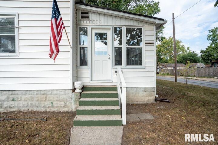 Property Photo: 721 N 16th Street IL 62948
