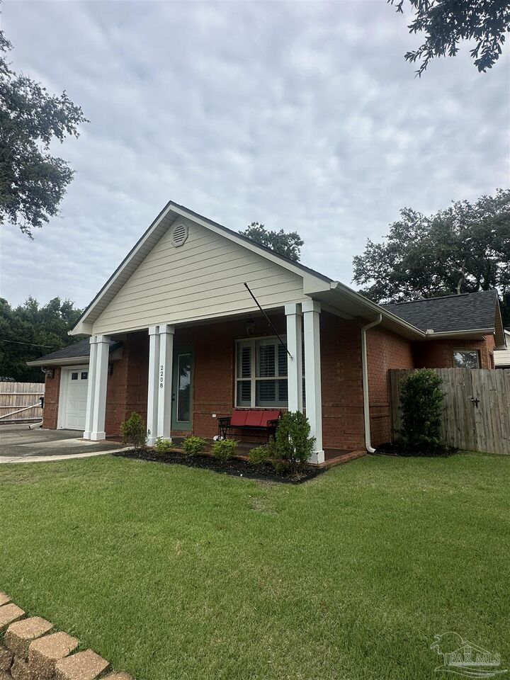 Property Photo:  2208 McLeod St  FL 32502 