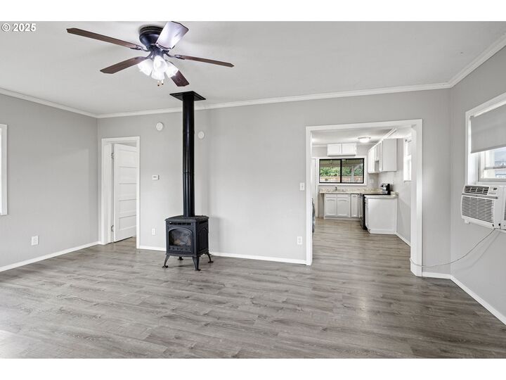 Property Photo:  221 S 11th St  OR 97424 