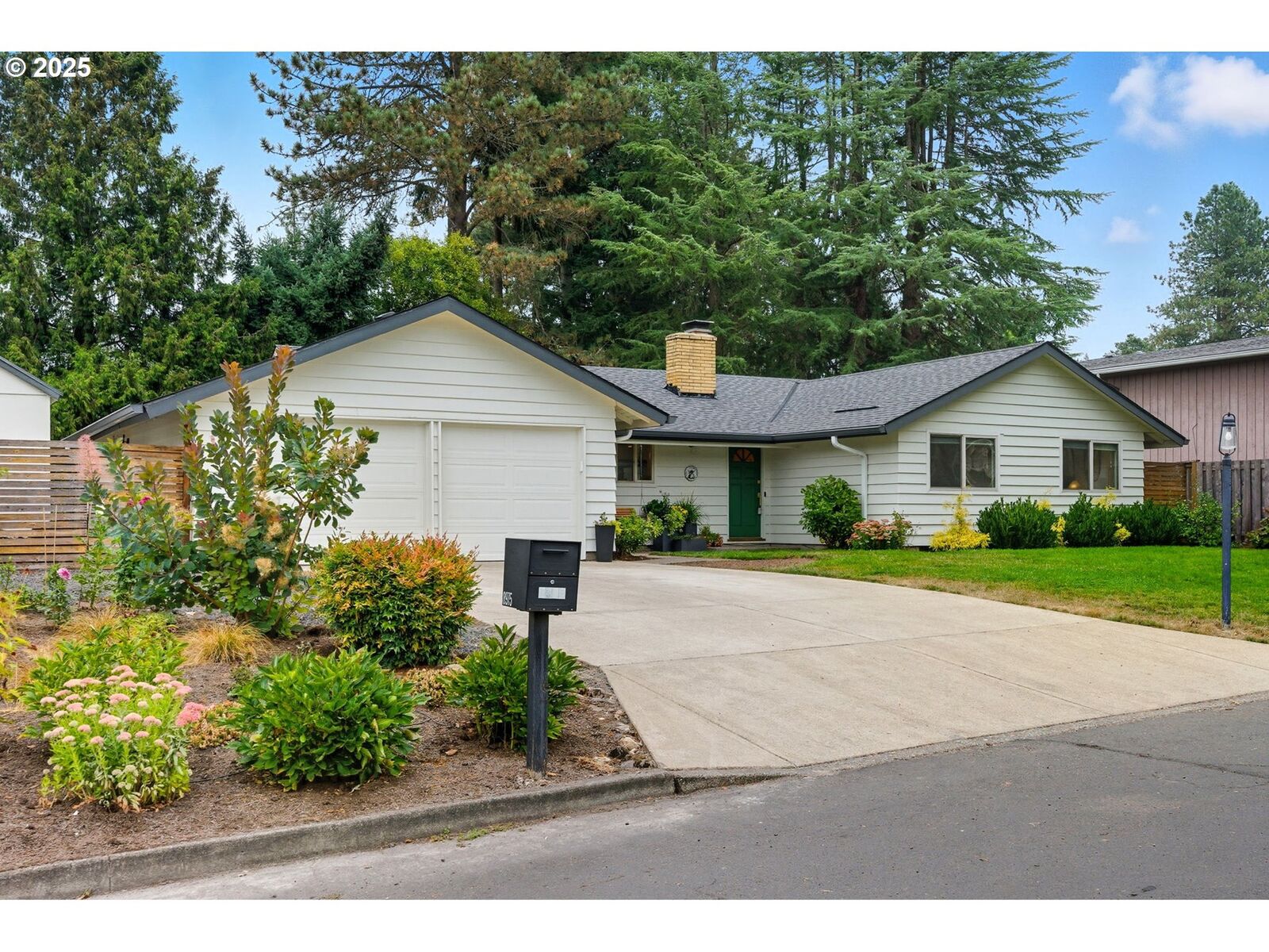 Property Photo: 8975 SW Homewood St OR 97225