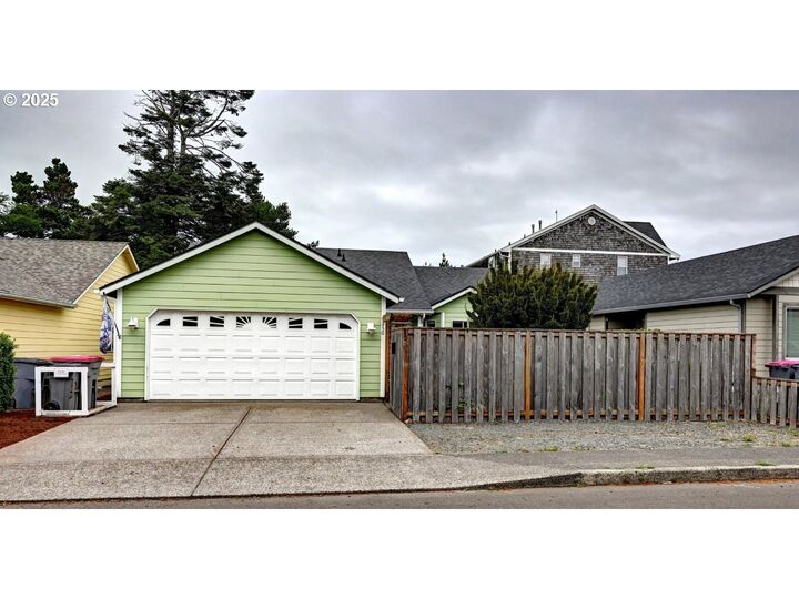 Property Photo:  450 9th Ave  OR 97138 