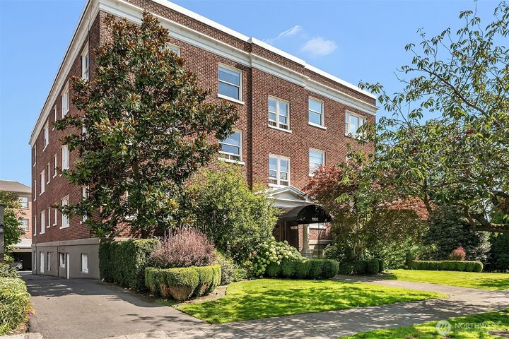 Property Photo:  1902  Bigelow Avenue N 404  WA 98109 