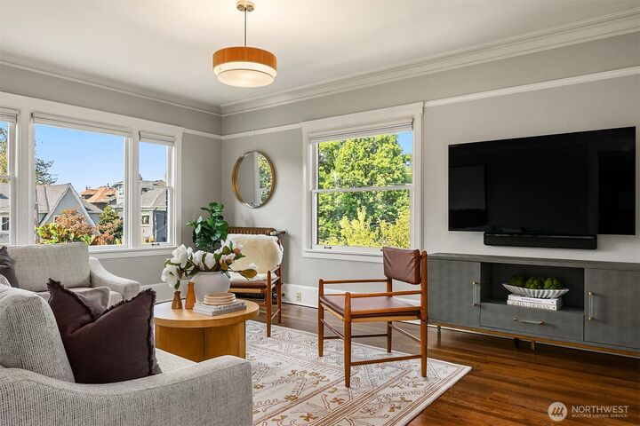 Property Photo: 1902 Bigelow Avenue N 404 WA 98109