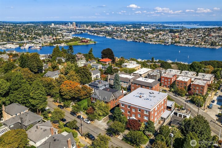 Property Photo:  1902  Bigelow Avenue N 404  WA 98109 