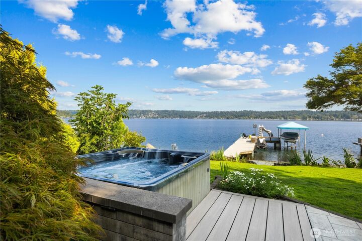 Property Photo: 528 W Lake Sammamish Parkway SE WA 98008