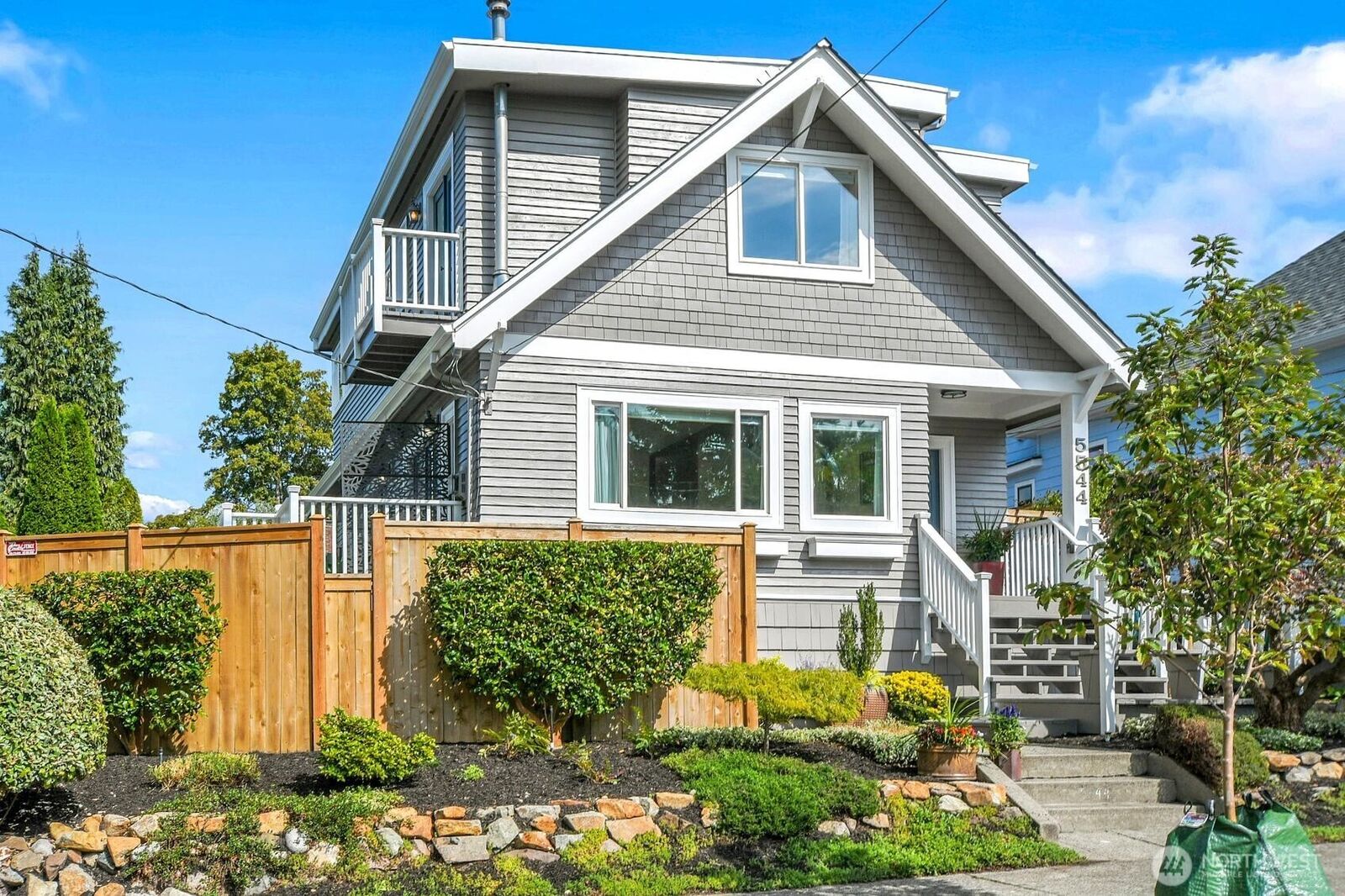 Property Photo: 5544 Kenwood Place N WA 98103