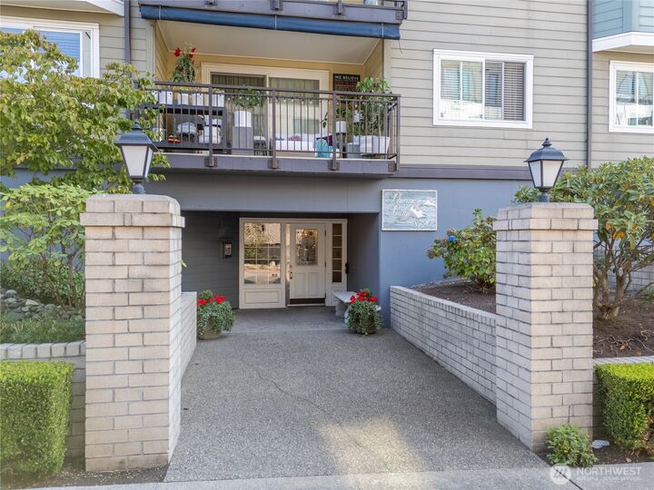 Property Photo: 8720 Phinney Avenue N 14 WA 98103