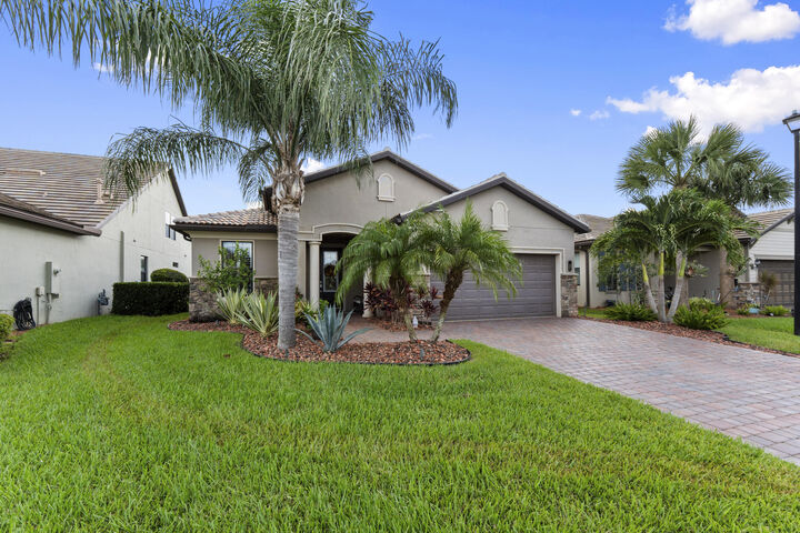 Property Photo: 336 SE Courances Drive FL 34984
