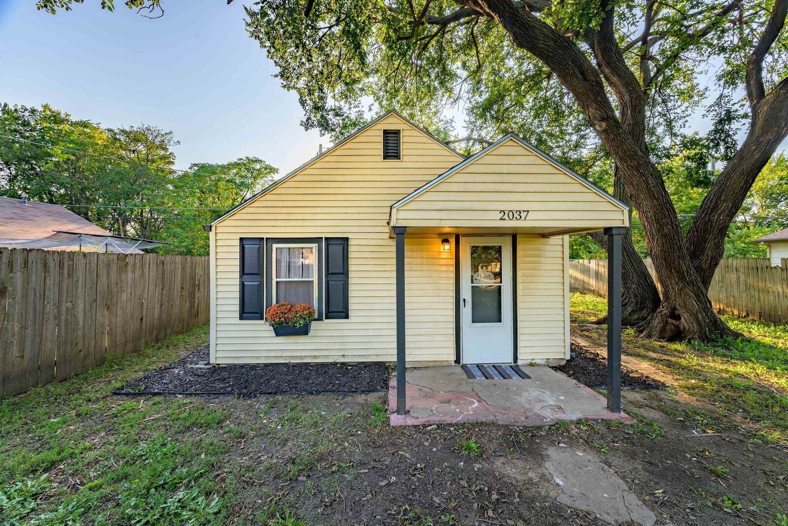 Property Photo:  2037 S Washington Ave  KS 67211-5045 