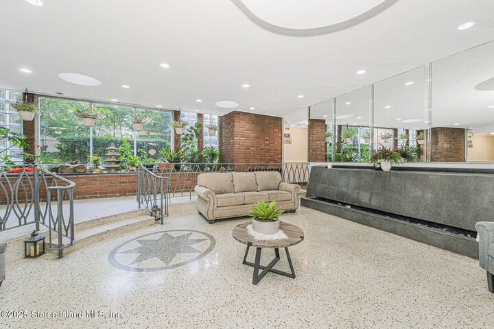 Property Photo:  55 Austin Place 7W  NY 10304 