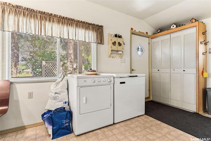 Property Photo:  101 6th Street  SK S0G 4R0 