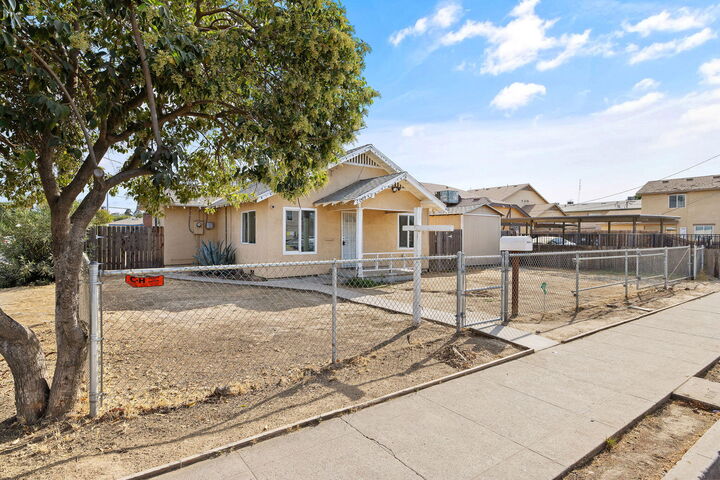 Property Photo: 1009 W Goshen Avenue CA 93291