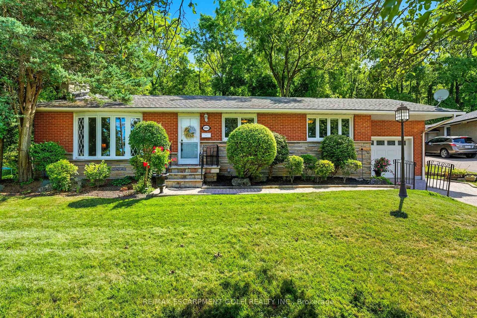 Property Photo:  894 Bishop Place  ON L9G 3E5 
