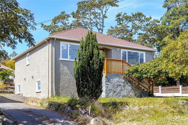2666 Asquith St  Victoria BC V8R 3Y3 photo