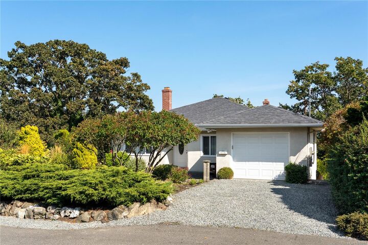1697 Yale St  Oak Bay BC V8R 5N5 photo