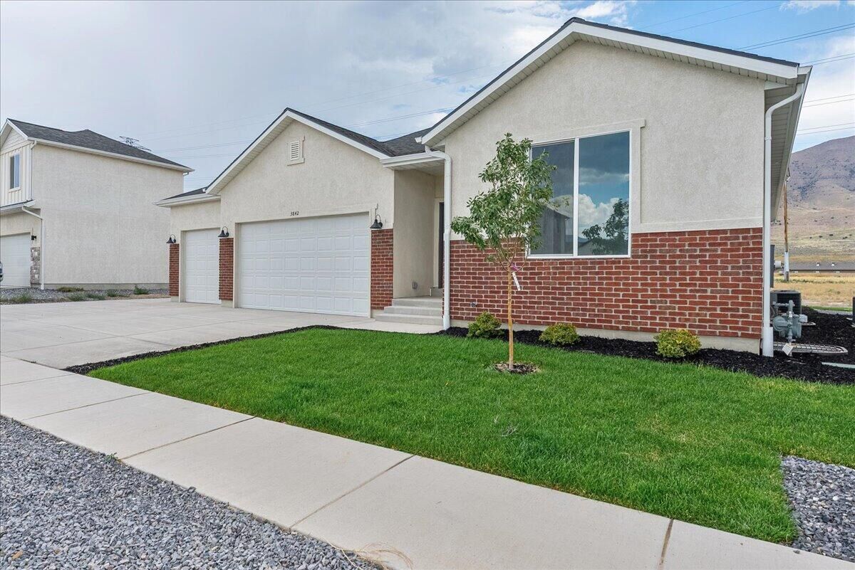 Property Photo:  2305 E Morning Glory Way Way  UT 84005