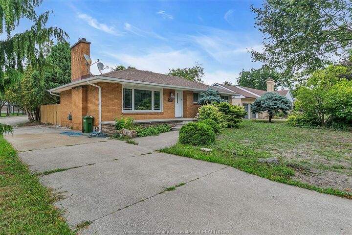 Property Photo:  2728 Radisson Avenue  ON N9E 1Y3 