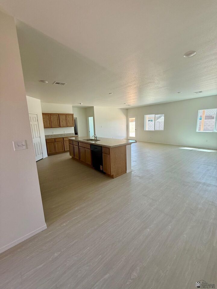 Property Photo: 7299 E 44 Ln AZ 85365