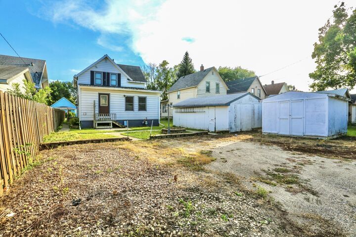 Property Photo: 219 NE 7th Ave SD 57401
