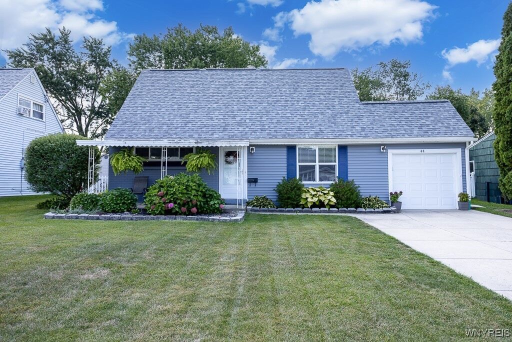 Property Photo:  44 Woodlee Lane  NY 14072 