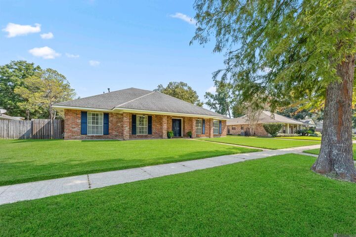 Property Photo: 11931 Oakshire Ave LA 70810