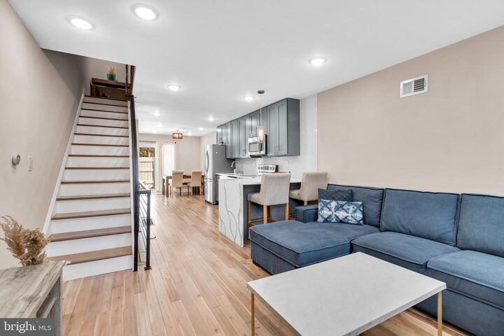 625 Watkins Street  Philadelphia PA 19148 photo