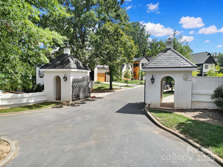 Property Photo:  911 Laurel Creek Lane  NC 28211 