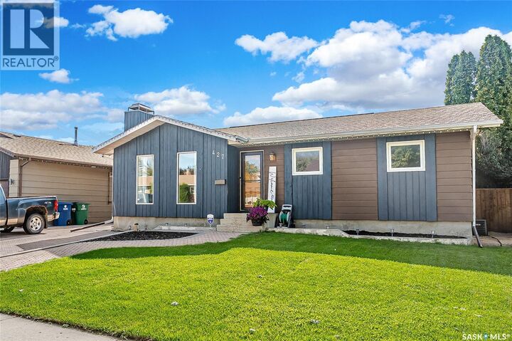 Property Photo:  427 Smith Crescent  SK S7M 5A8 