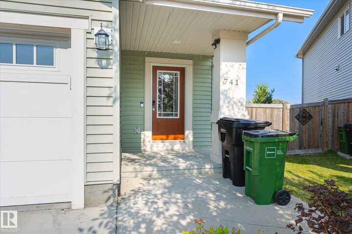 Property Photo:  741 Eagleson Crescent NW  AB T6M 0V3 