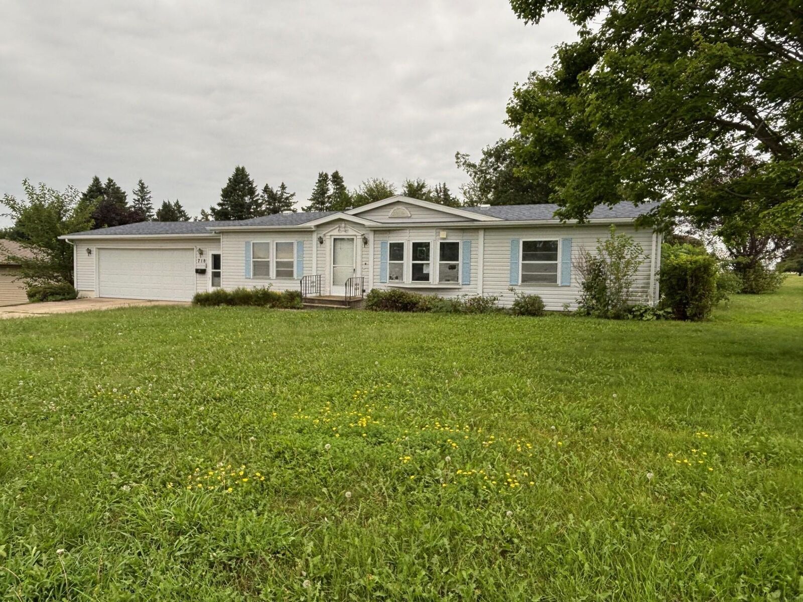 Property Photo:  718 Edgeland  IA 50635 