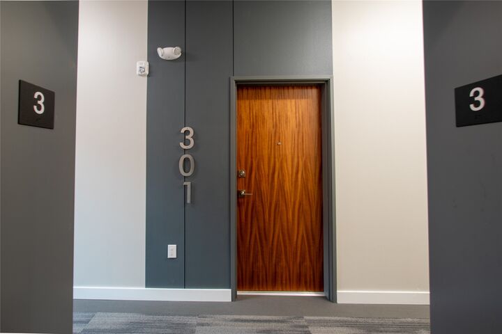 Property Photo:  450 SW 7th Street 301  IA 50309 