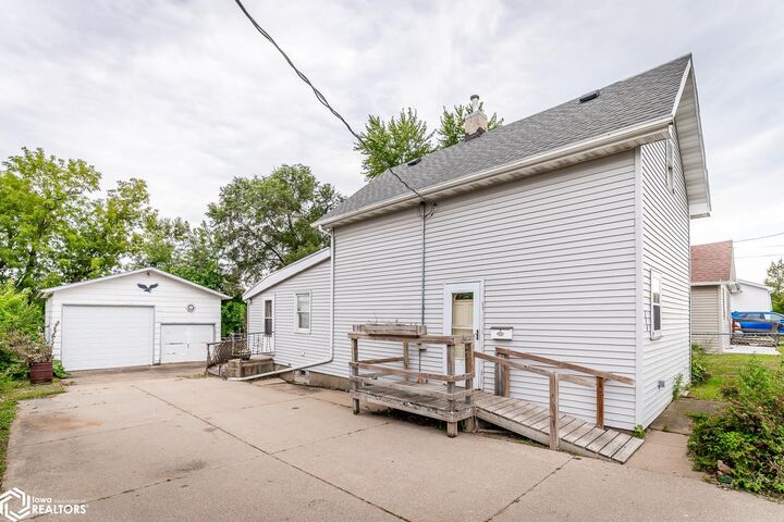 Property Photo:  714 W Madison Street  IA 50158 
