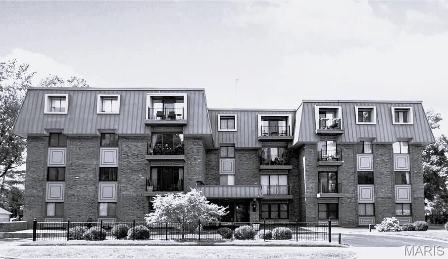 Property Photo: 450 W Adams Avenue 18 MO 63122