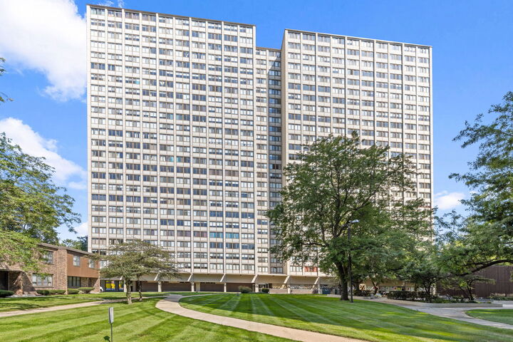 Property Photo:  4800 S Lake Park Avenue 2301A  IL 60615 