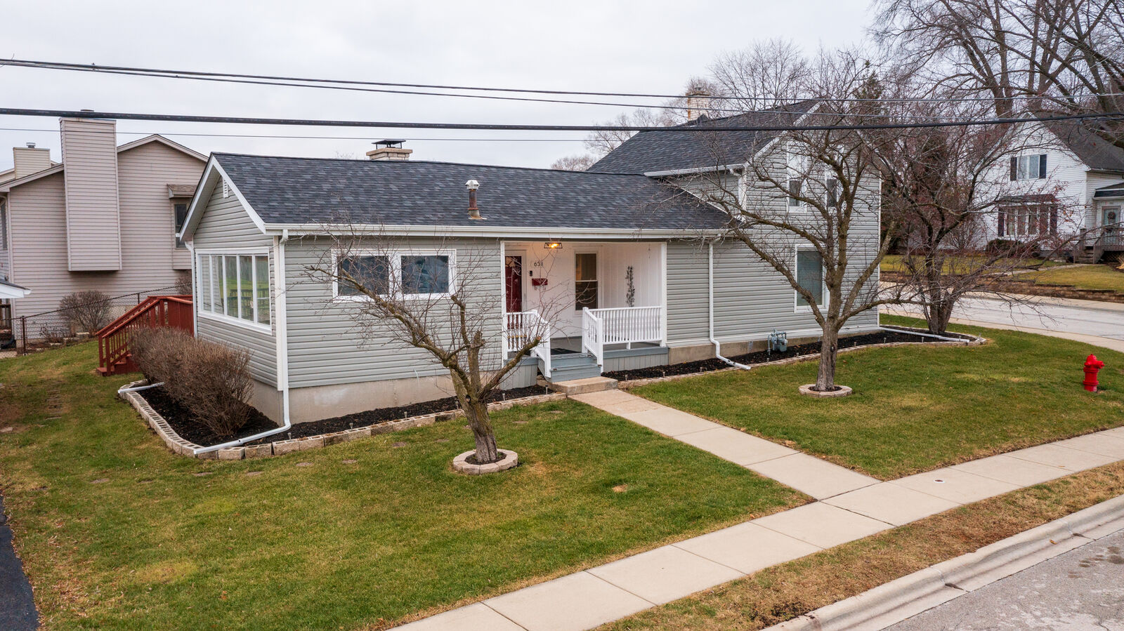 Property Photo:  634 N Walnut Street  IL 60177 